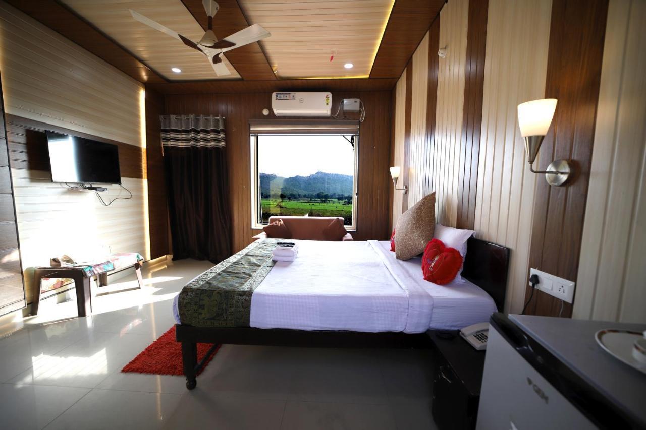 Bundeli Farm Resort & Banquet 오르차 외부 사진