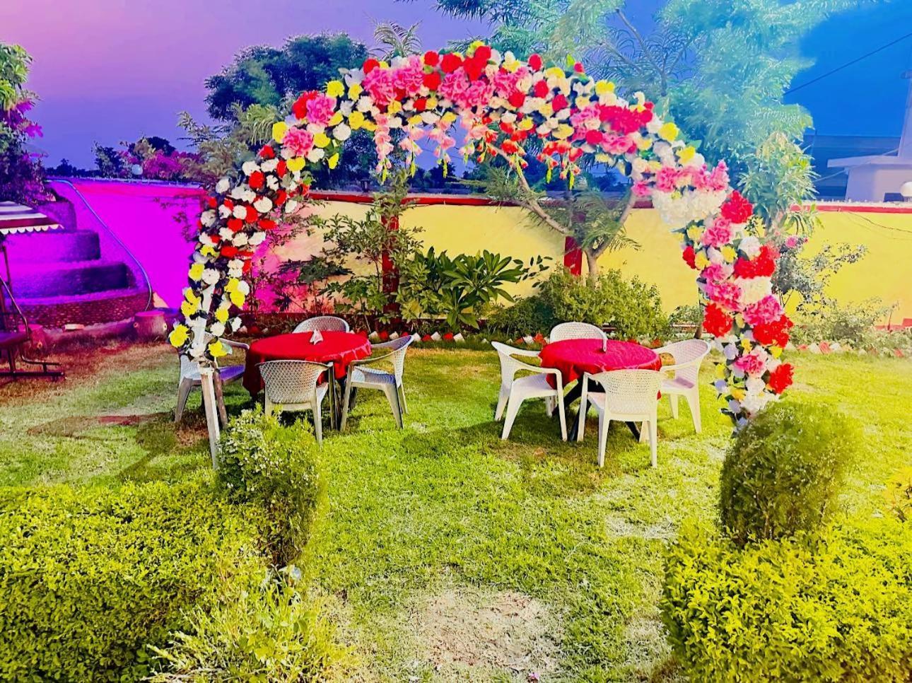 Bundeli Farm Resort & Banquet 오르차 외부 사진